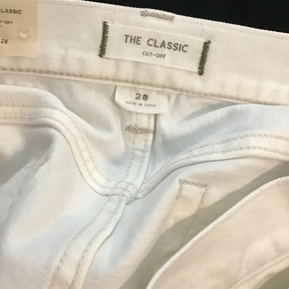 NWT AE77 Classic White Distressed the cut off  Jean Shorts‎